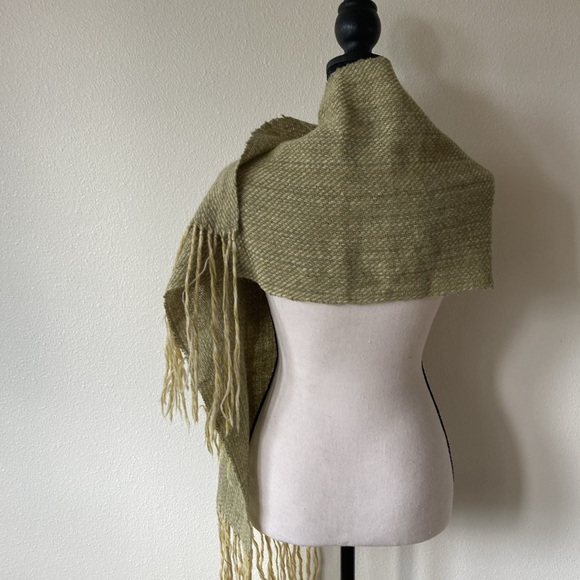 VINTAGE & HANDWOVEN green 🍐 & gold & cream wool scarf - Picture 4 of 7